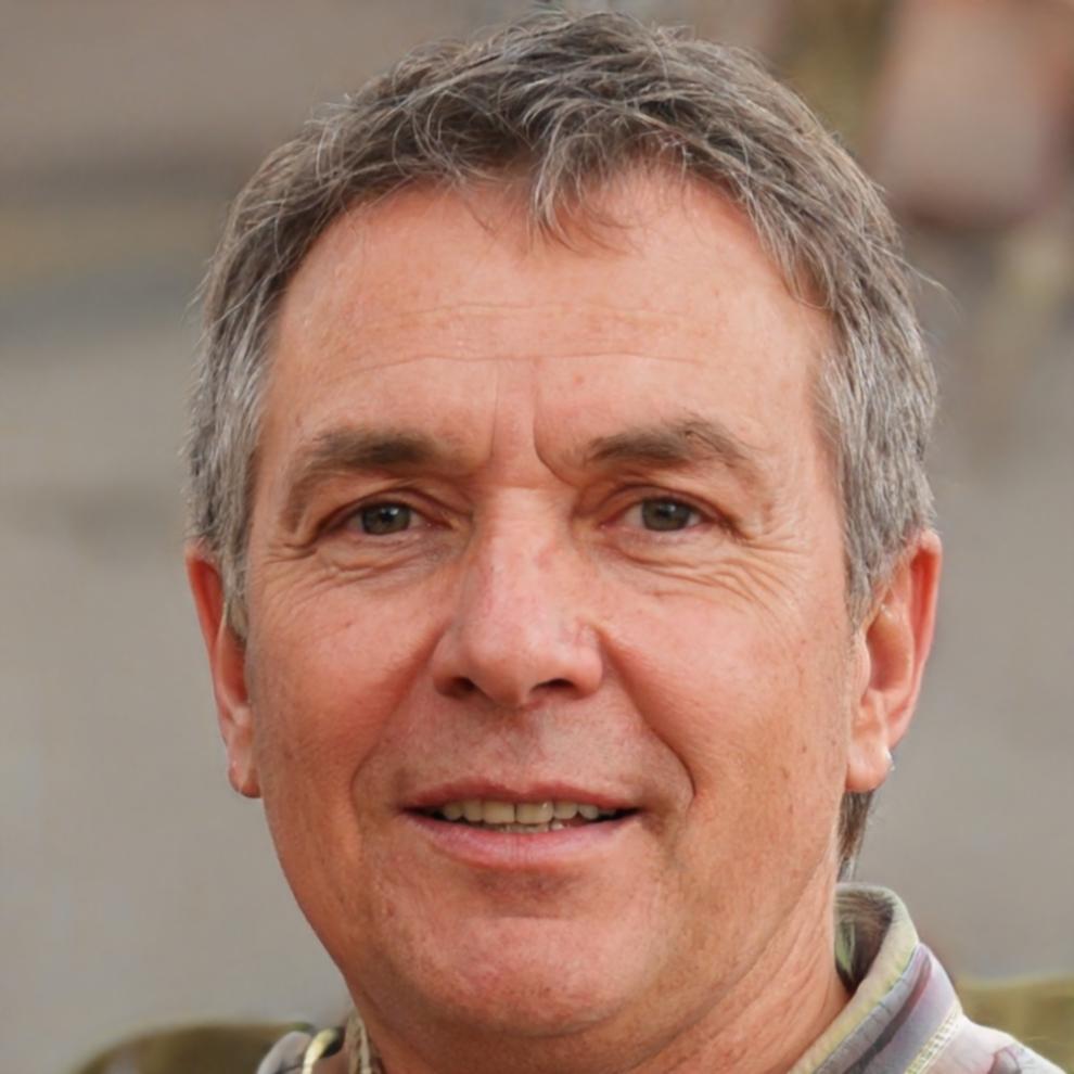 Retrato de Andrés Fuentes, instructor de gestión de deuda y crédito