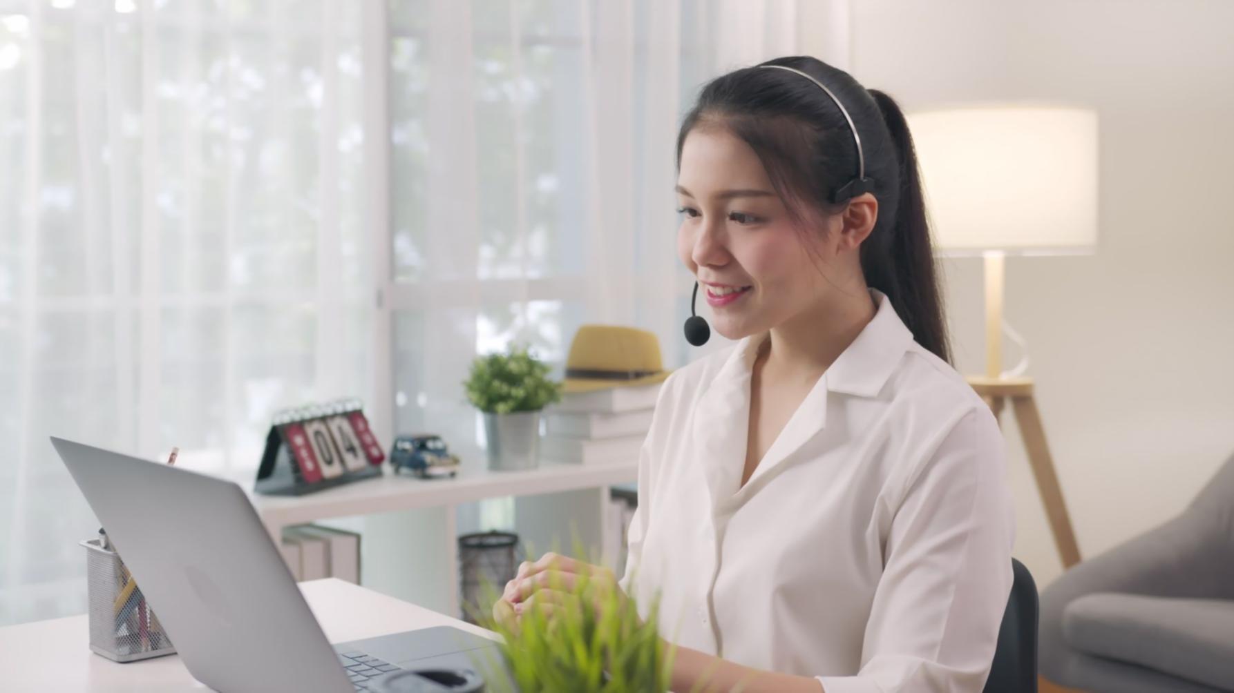 Participante trabajando con su presupuesto personal durante un taller